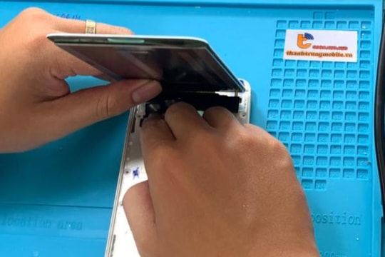 Thay mặt kính Samsung Galaxy S21 nhanh chóng, uy tín & giá rẻ