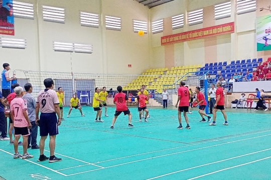 Núi Thành tổ chức giải bóng chuyền hơi người cao tuổi