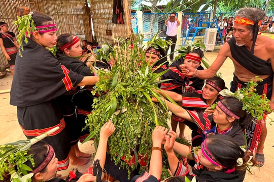 Dài hơn một tiếng chiêng