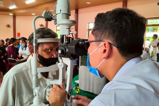 Bệnh viện mắt Sài Gòn Sông Hàn khám mắt cho hơn 300 lượt người dân thị trấn Prao