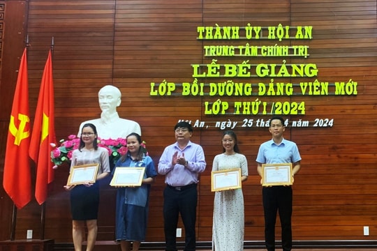 Hội An kết nạp Đảng cho 16 học sinh