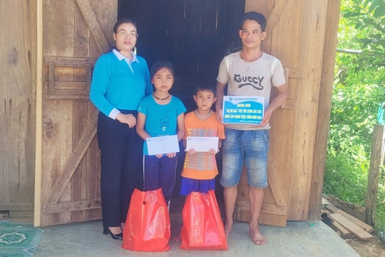 Hội LHPN Đông Giang tổ chức chương trình “Mẹ đỡ đầu” tại xã Tư