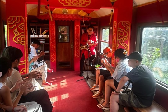 Hơn 440 nghìn lượt khách trải nghiệm tàu “Hành trình kết nối di sản miền Trung”