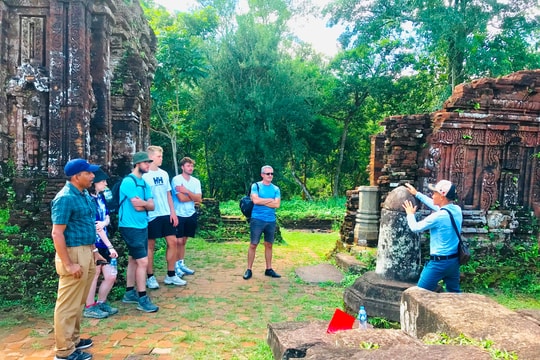 Giảm 50% phí thẩm định cấp thẻ hướng dẫn viên du lịch đến hết năm 2024