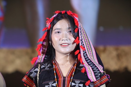 Tôn lên vẻ đẹp từ sắc màu thổ cẩm