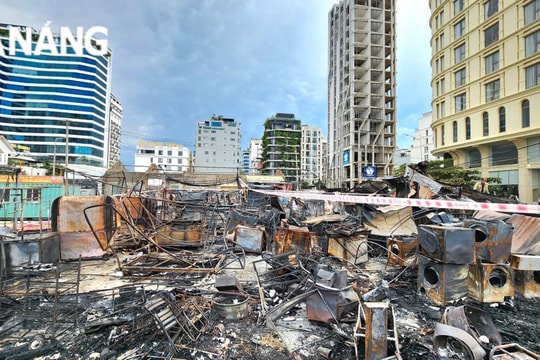 Nhiều xe hàng chợ đêm An Thượng bị cháy rụi