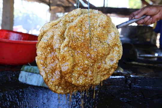 Độc đáo bánh tráng nhúng đường non