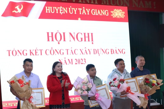 Một người Kinh nặng lòng với văn hóa Cơ Tu