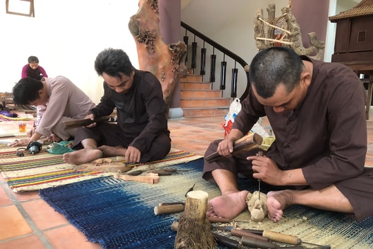 Thi chế tác sản phẩm quà tặng, lưu niệm du lịch làng nghề truyền thống Kim Bồng