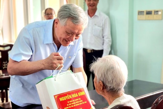 Đồng chí Nguyễn Hòa Bình thăm Nhà lưu niệm mẹ Nguyễn Thị Thứ, tặng quà người có công tại Quảng Nam