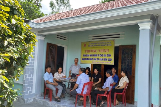 Bàn giao 4 nhà nhân ái cho nạn nhân chất độc da cam ở Quế Sơn