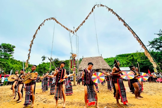 Vọng theo hội làng Cơ Tu...