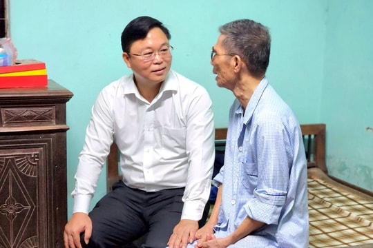 Chủ tịch Ủy ban MTTQ Việt Nam tỉnh Lê Trí Thanh tặng quà người có công, đối tượng chính sách tại Đại Lộc