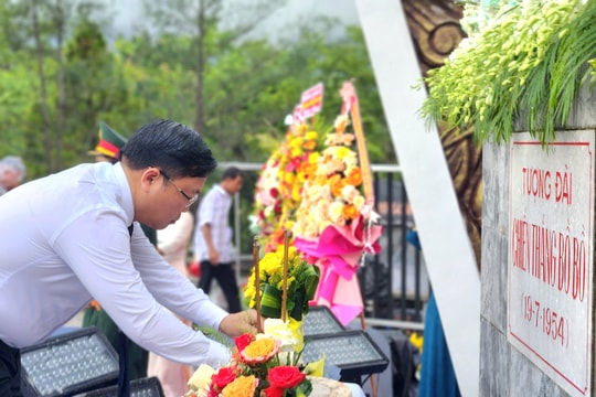 Lãnh đạo tỉnh Quảng Nam viếng hương tại Tượng đài Chiến thắng Bồ Bồ