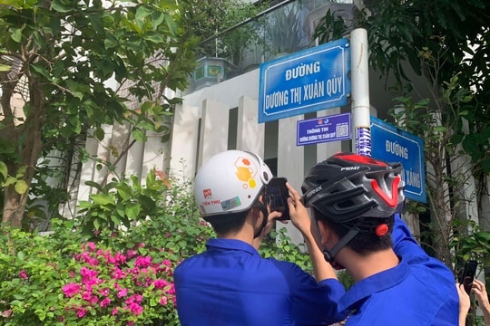 Thanh niên thị trấn Hà Lam gắn QR Code tại 26 tuyến đường