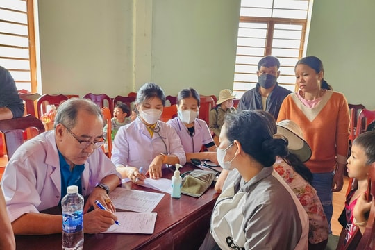 Bệnh viện Đa khoa Quảng Nam khám bệnh miễn phí, tri ân người có công cách mạng