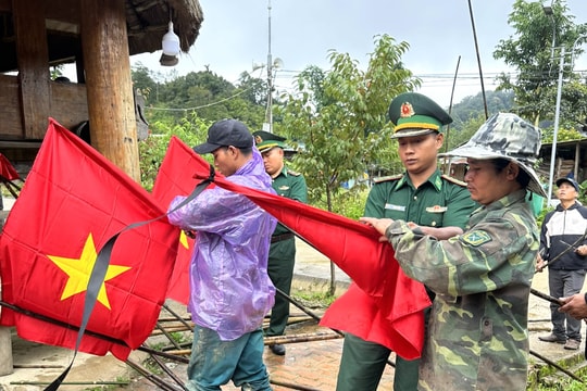 Đồn Biên phòng Ga Ry phát cờ Tổ quốc và băng tang cho người dân biên giới