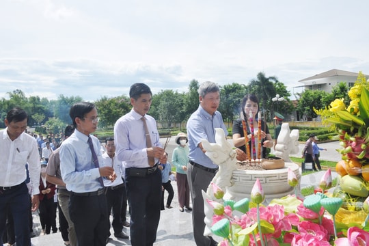 Lãnh đạo tỉnh Quảng Nam thăm hỏi, tặng quà đối tượng chính sách huyện Phú Ninh