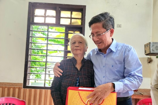 Phó Chủ tịch UBND tỉnh Trần Nam Hưng viếng hương anh hùng liệt sĩ Nguyễn Văn Trỗi, tặng quà đối tượng chính sách tại Điện Bàn