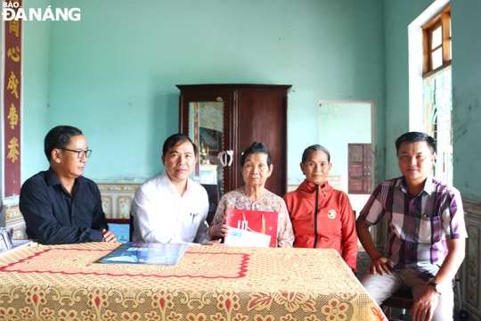 Báo Đà Nẵng thăm, tặng quà các Bà mẹ Việt Nam anh hùng