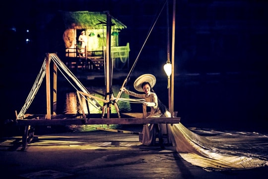 Có tiếng thoi đưa bên sông Hoài