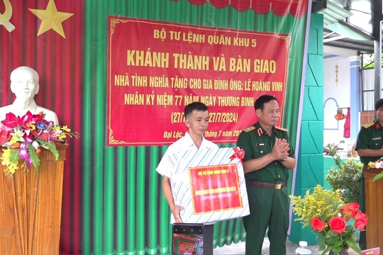 Bộ Tư lệnh Quân khu 5 trao tặng nhà tình nghĩa cho gia đình chính sách