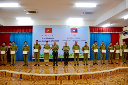 Bế giảng lớp bồi dưỡng nghiệp vụ cho 50 cán bộ, chiến sĩ Công an tỉnh Sê Kông