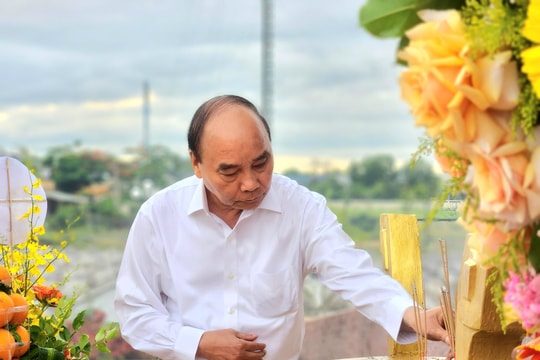 Nguyên Chủ tịch nước Nguyễn Xuân Phúc viếng hương anh hùng liệt sĩ, tặng quà đối tượng chính sách tại Điện Bàn