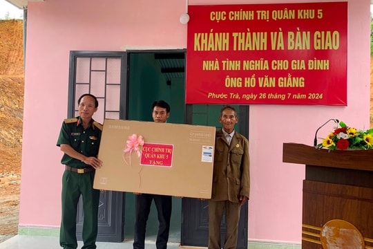 Cục Chính trị Quân khu 5 bàn giao nhà tình nghĩa tại Hiệp Đức