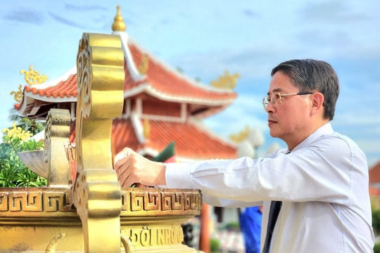 Phó Chủ tịch Quốc hội Nguyễn Đức Hải viếng hương Mẹ Việt Nam anh hùng Nguyễn Thị Thứ và anh hùng liệt sĩ tại Điện Bàn