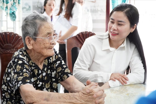 Chương trình Mùa hè xanh hướng về biển đảo và tri ân người có công cách mạng