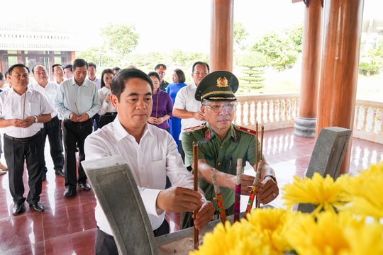 Lãnh đạo tỉnh Hậu Giang dâng hương tại Nghĩa trang liệt sĩ tỉnh Quảng Nam