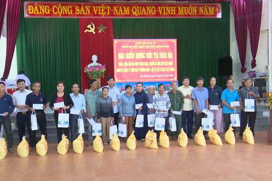 Đại biểu Quốc hội Tạ Văn Hạ tặng quà gia đình chính sách, người có công tại Đại Lộc