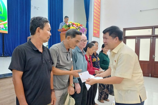 Đại biểu Quốc hội Tạ Văn Hạ tặng 100 suất quà cho người có công, gia đình chính sách ở Quế Sơn