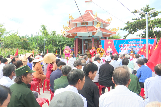 Bia tưởng niệm liệt sĩ của người dân Mỹ Nam