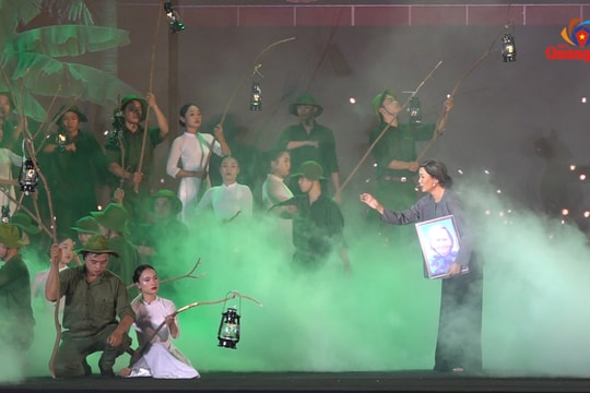 Hình ảnh xúc động trong Lễ kỷ niệm 120 năm ngày sinh Mẹ Việt Nam anh hùng Nguyễn Thị Thứ