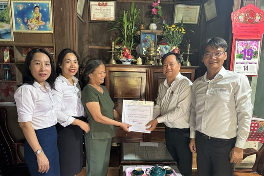 Công ty CP Thủy điện A Vương viếng hương, tặng quà gia đình Bà mẹ Việt Nam anh hùng