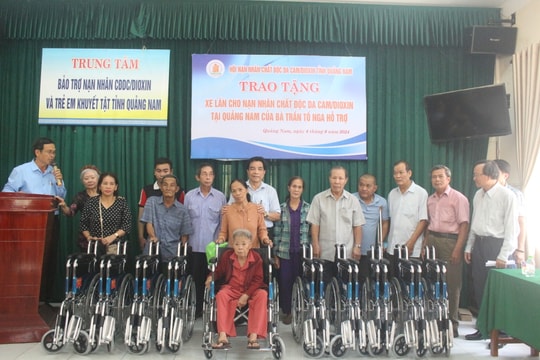 Bà Trần Tố Nga trao 20 xe lăn cho nạn nhân chất độc da cam Quảng Nam