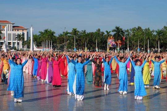 Phụ nữ Quảng Nam thi trình diễn áo dài, trang phục dân tộc và dân vũ thể thao