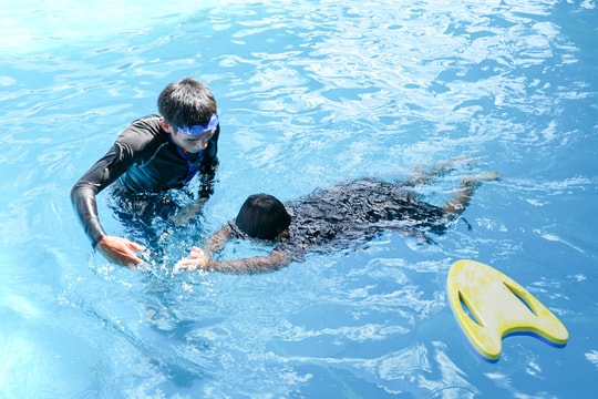 Dạy bơi miễn phí cho học sinh vùng cao Tây Giang