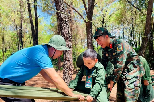 Thiếu nhi Điện Bàn "trải nghiệm cùng chiến sĩ"