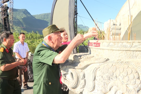 Dâng hoa, dâng hương tại Tượng đài Chiến thắng Thượng Đức