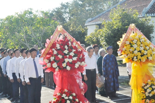Lãnh đạo tỉnh dâng hoa, viếng hương tưởng nhớ Chủ tịch Hội đồng Nhà nước Võ Chí Công