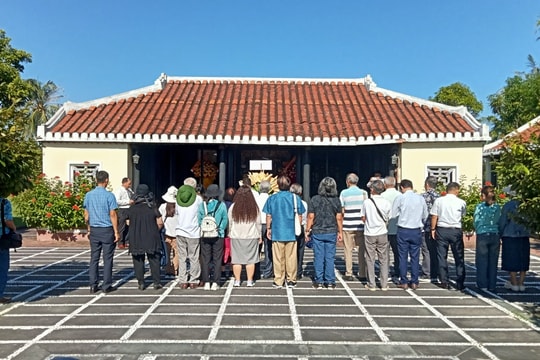 Đoàn văn nghệ sĩ, cán bộ khoa giáo Khu V thời kháng chiến chống Mỹ viếng hương Khu lưu niệm Chủ tịch nước Võ Chí công