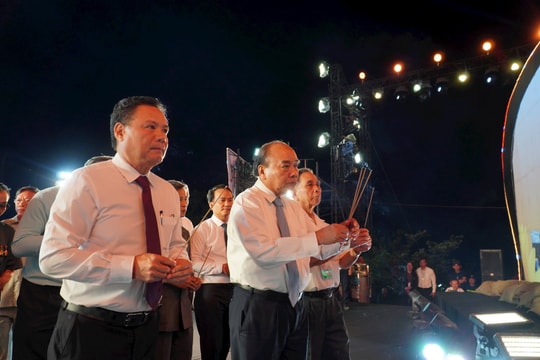 Nguyên Chủ tịch nước Nguyễn Xuân Phúc và các đại biểu viếng hương Tượng đài Chiến thắng Thượng Đức