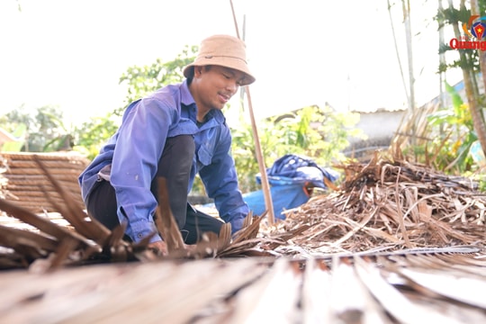 Độc đáo nghề chằm lá dừa nước Cẩm Thanh