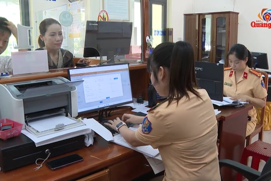 Ngồi tại nhà đăng ký xe, bấm biển số