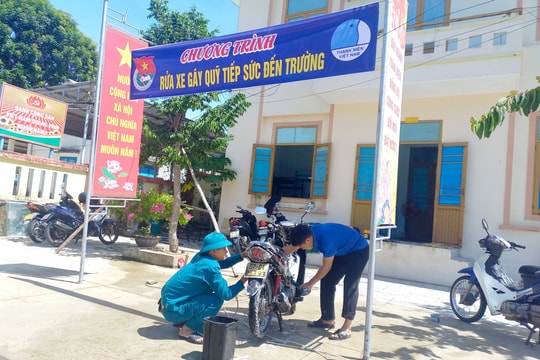 Thanh niên Quế Sơn rửa xe gây quỹ hỗ trợ học sinh khó khăn