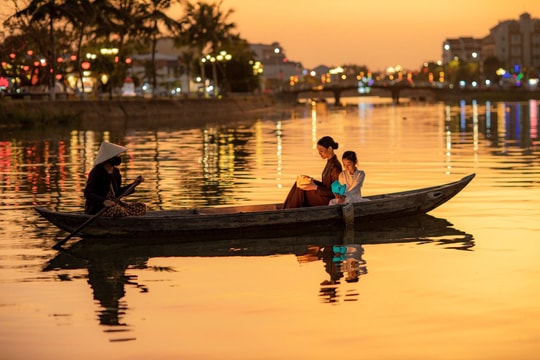 Dòng sông hoa đăng