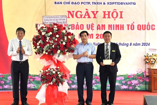 Chủ tịch UBND tỉnh Lê Văn Dũng dự Ngày hội toàn dân bảo vệ an ninh Tổ quốc tại phường Trường Xuân